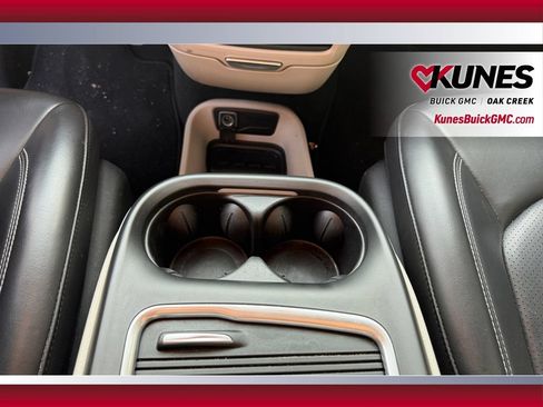 Used 2023 Chrysler Pacifica Touring-L FWD image 29
