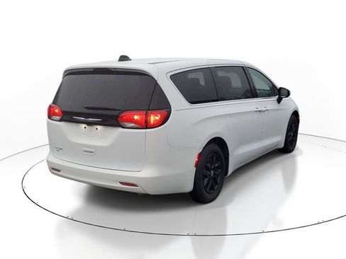 Used 2022 Chrysler Voyager LX FWD image 3
