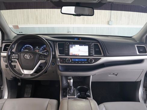 Used 2014 Toyota Highlander XLE AWD/4WD image 17