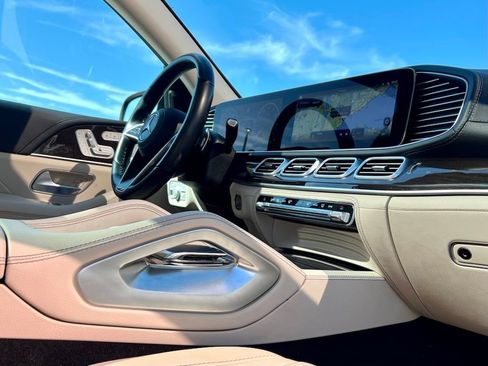 Used 2024 Mercedes-Benz GLS 450 4MATIC image 9