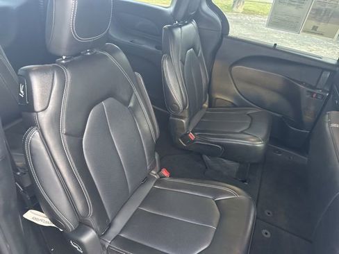 Used 2025 Chrysler Pacifica Select image 31