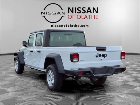 Used 2023 Jeep Gladiator Sport image 3