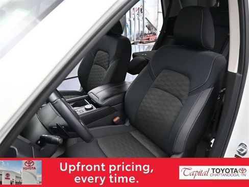 Used 2024 Nissan Pathfinder SV image 8