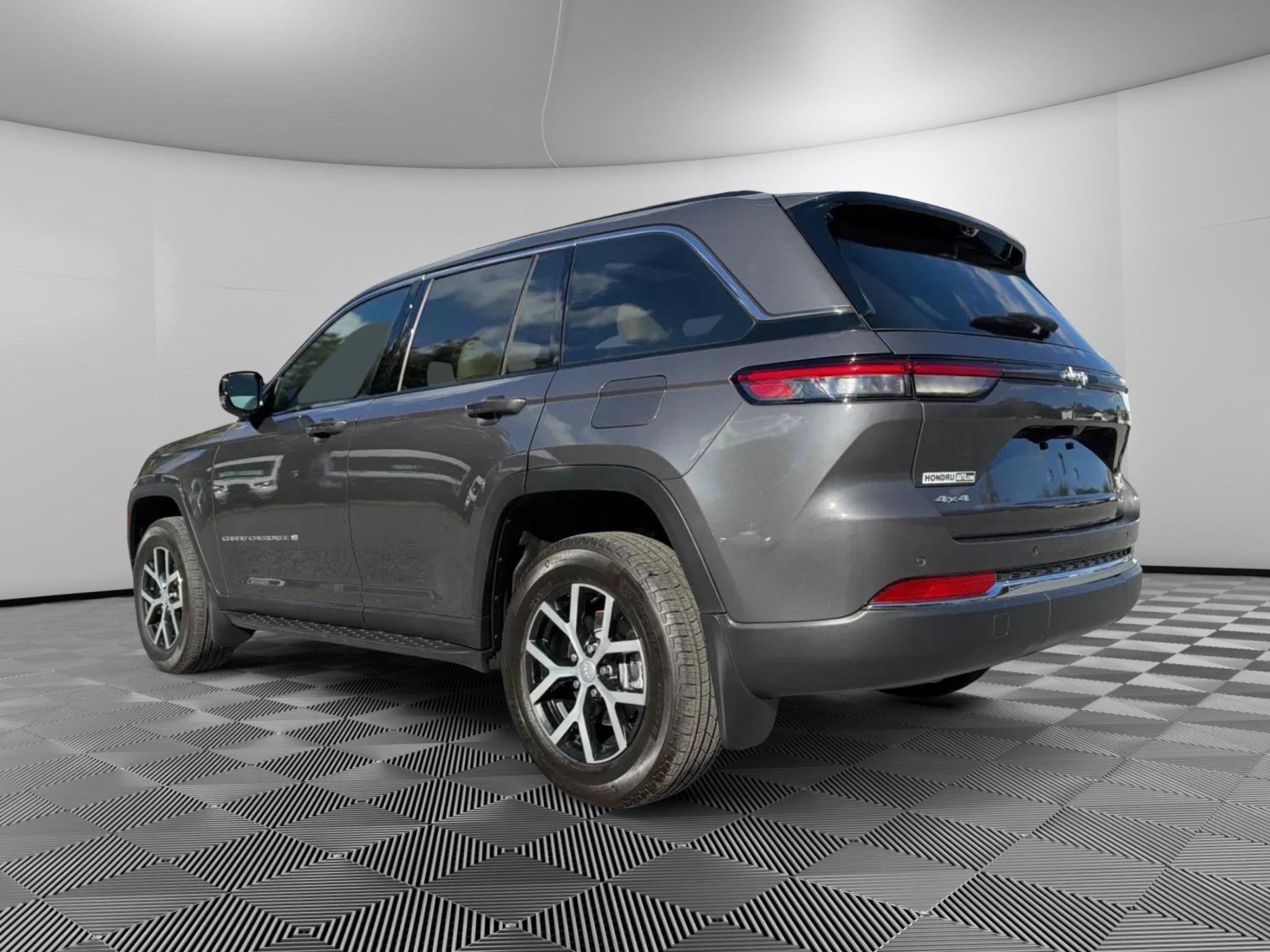 Used 2025 Jeep Grand Cherokee Limited w/ Luxury Tech Group II AWD/4WD image 3