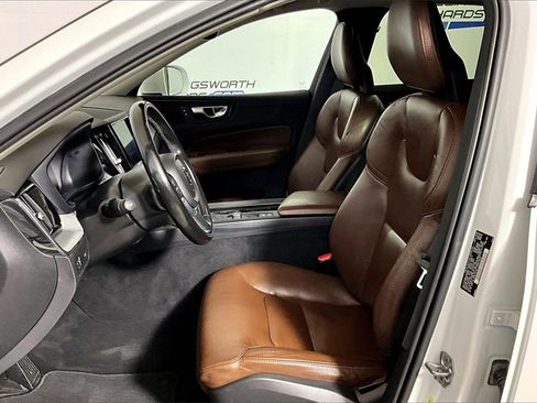 Used 2018 Volvo XC60 T5 Momentum w/ Vision Package image 20