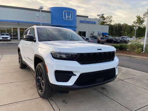 Used 2024 Jeep Grand Cherokee Altitude RWD image 2