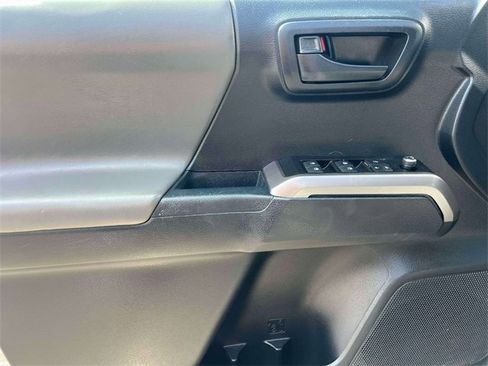 Used 2018 Toyota Tacoma SR5 image 18