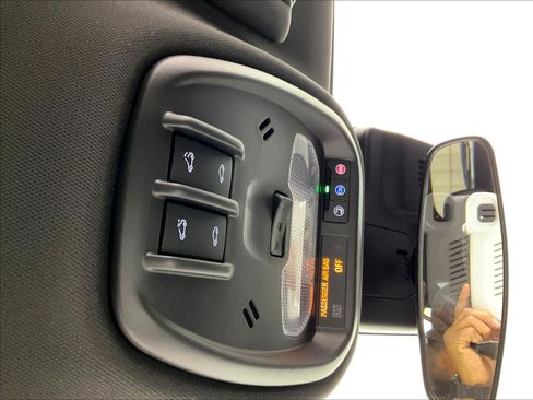 Used 2025 Chevrolet Trax RS w/ Sunroof Package FWD image 36