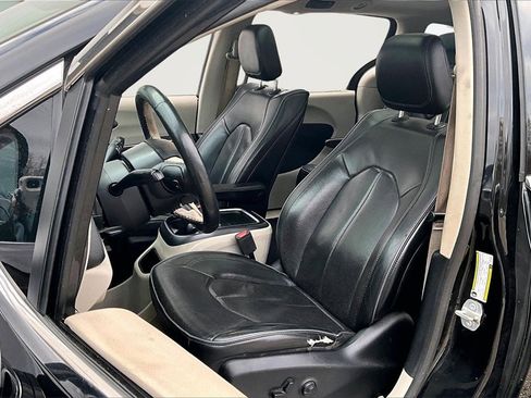 Used 2019 Chrysler Pacifica Limited w/ Tire & Wheel Group image 19