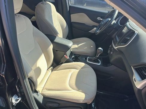 Used 2017 Jeep Cherokee Latitude w/ Safety/Convenience Group image 18