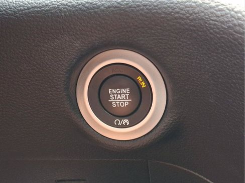 Used 2025 Chrysler Pacifica Limited FWD image 23