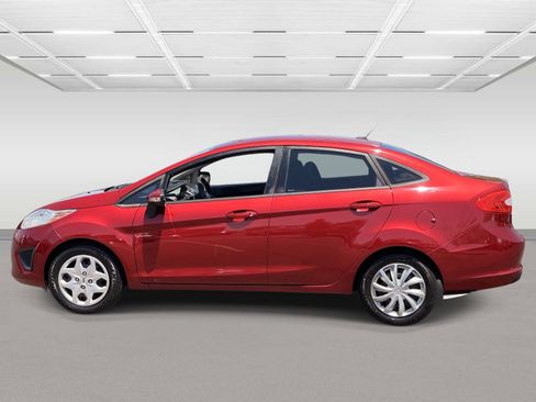 Used 2013 Ford Fiesta SE FWD image 2