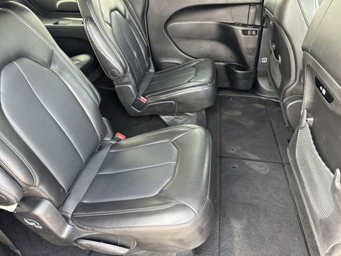 Used 2025 Chrysler Pacifica Select FWD image 13