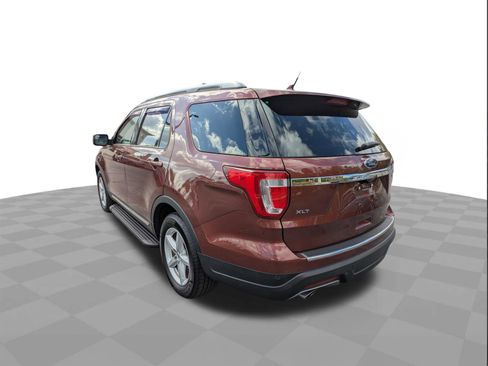 Used 2018 Ford Explorer XLT w/ Equipment Group 202A image 6