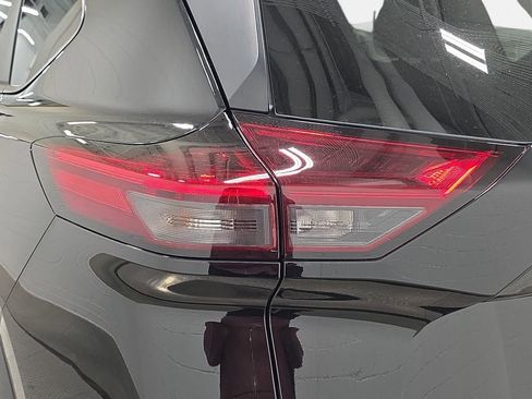 Used 2023 Nissan Rogue S image 31