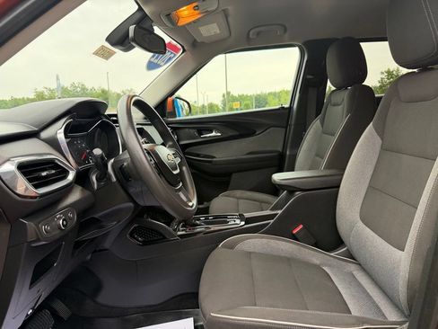 Used 2022 Chevrolet TrailBlazer LT w/ Convenience Package FWD image 2