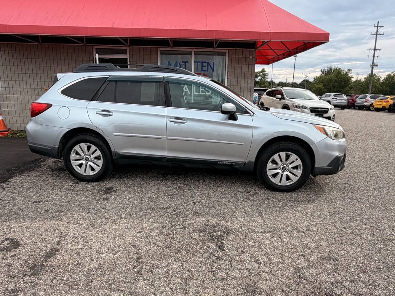 Used 2017 Subaru Outback 2.5i Premium AWD/4WD image 3