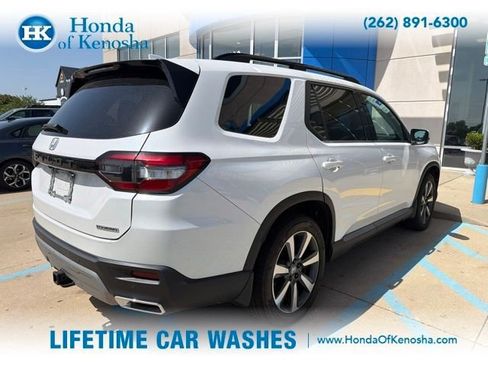 Used 2025 Honda Pilot Touring image 2