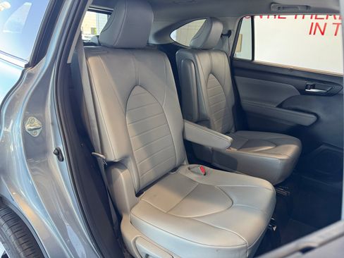 Used 2023 Toyota Highlander XLE image 18