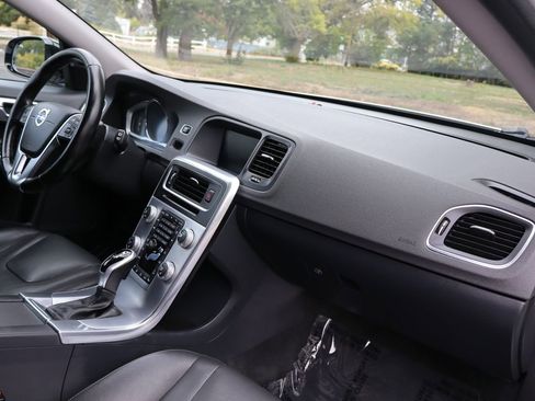 Used 2018 Volvo V60 T5 Cross Country w/ Convenience Package image 17