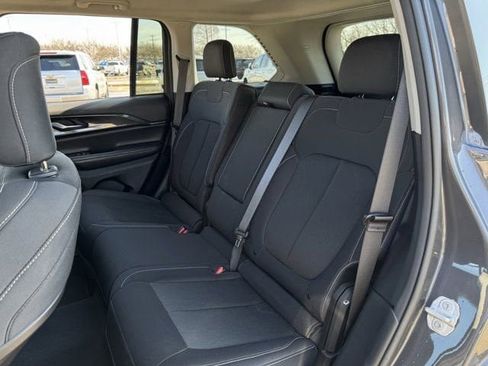 Used 2023 Jeep Grand Cherokee Laredo image 28