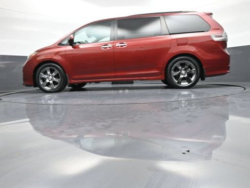 Used 2017 Toyota Sienna SE FWD image 35