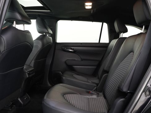 Used 2025 Toyota Highlander XSE AWD/4WD image 19