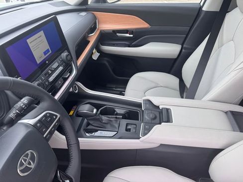 New 2026 Toyota Grand Highlander FWD image 10