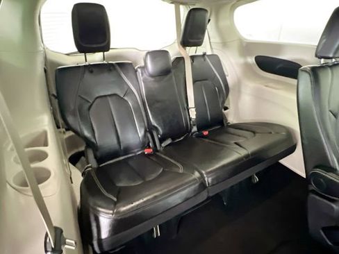 Used 2024 Chrysler Pacifica Touring-L image 19