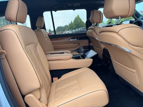 Used 2023 Jeep Grand Wagoneer Series III AWD/4WD image 37