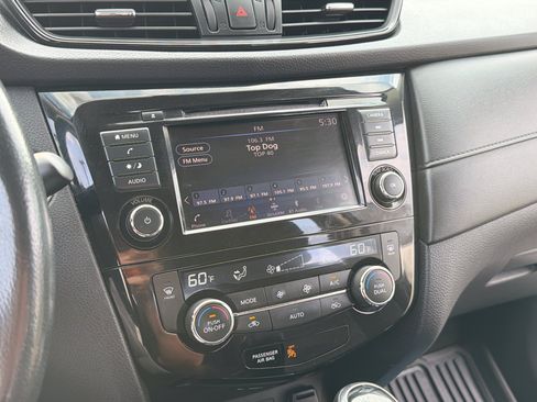 Used 2018 Nissan Rogue SV AWD/4WD image 16