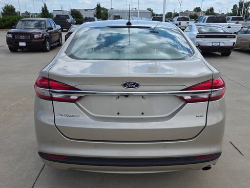 Used 2017 Ford Fusion SE w/ Fusion SE Technology Package FWD image 4