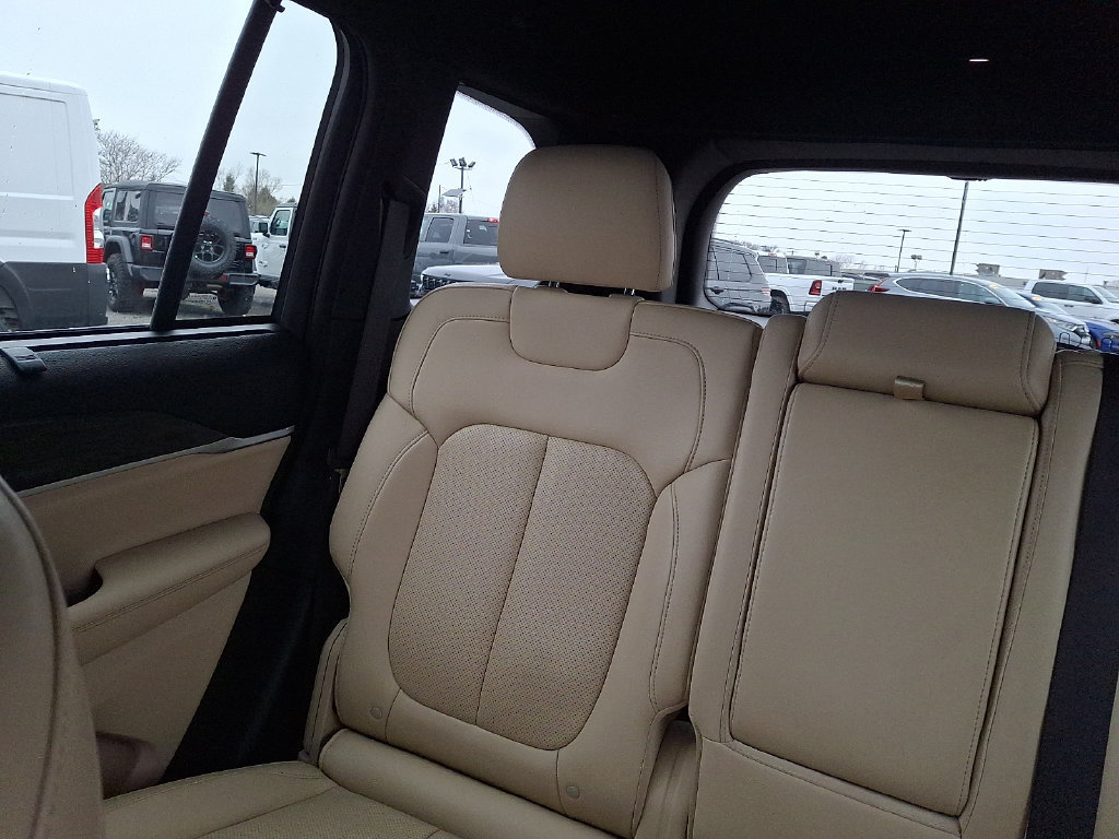 Used 2023 Jeep Grand Cherokee Limited w/ Luxury Tech Group II AWD/4WD image 19