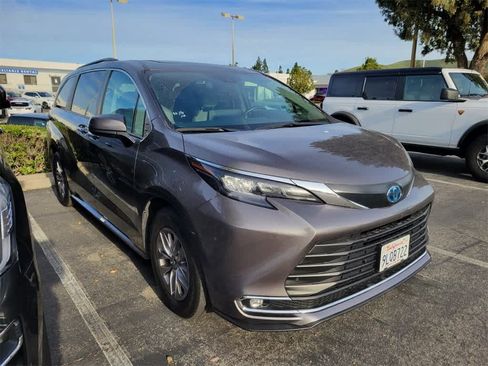 Used 2024 Toyota Sienna XLE image 10