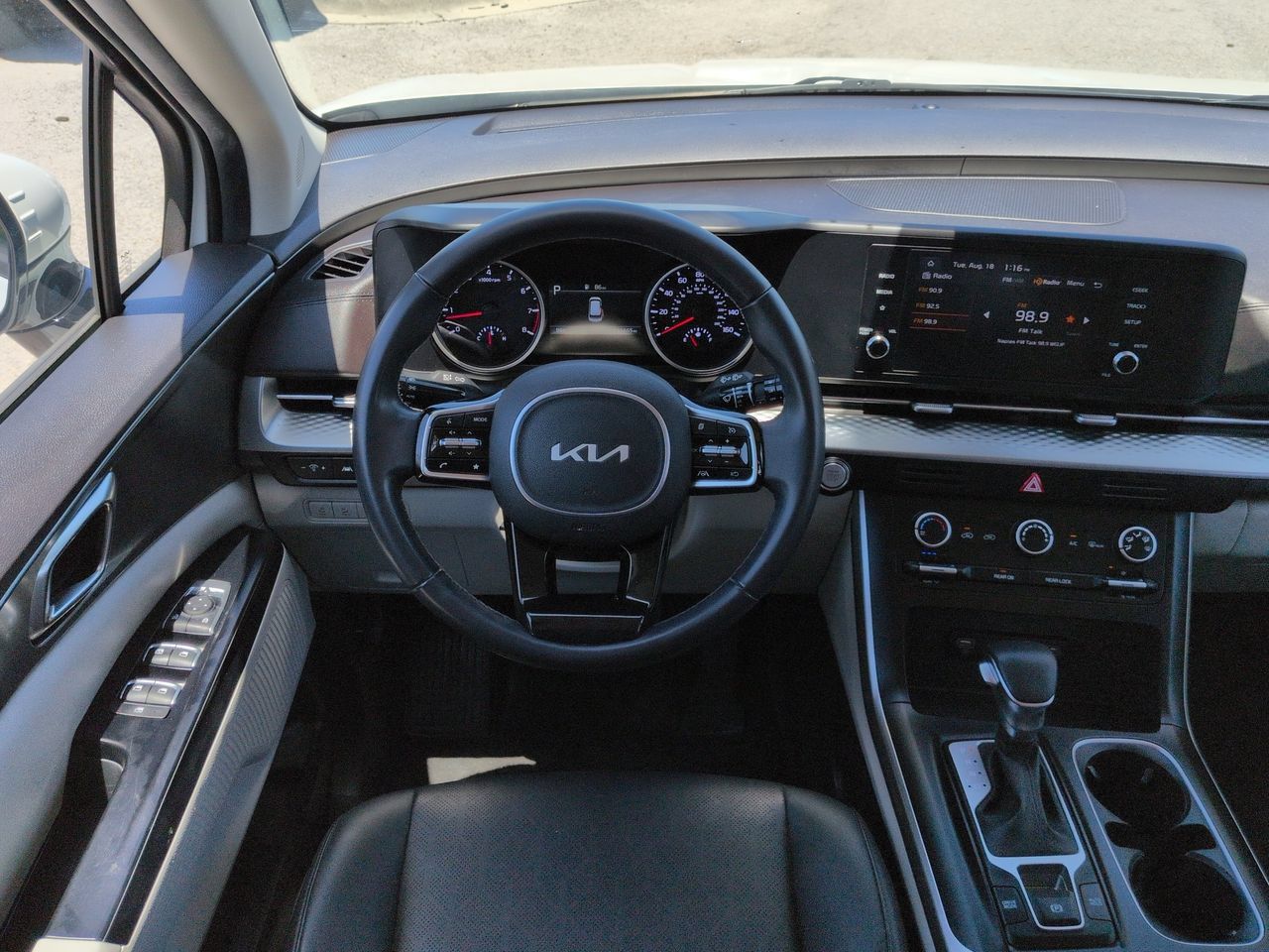 Used 2023 Kia Carnival LX FWD image 16