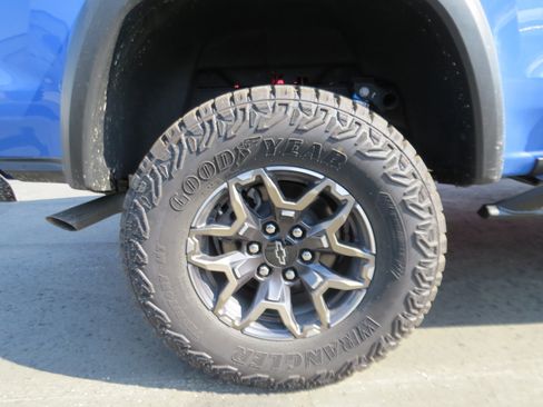 Used 2026 Chevrolet Colorado ZR2 w/ Technology Package AWD/4WD image 10