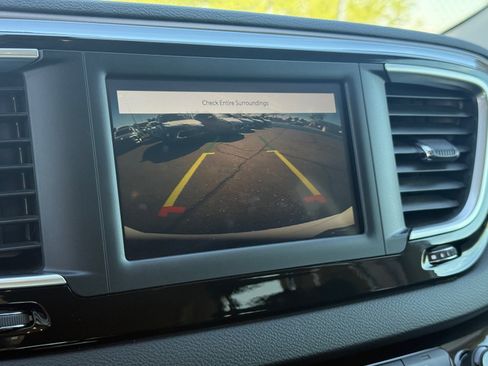 Used 2022 Chrysler Voyager LX FWD image 18