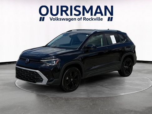 Used 2025 Volkswagen Taos SE w/ Black Wheel Package FWD image 2