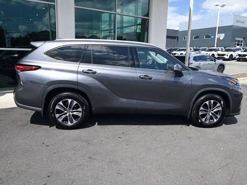 Used 2022 Toyota Highlander XLE AWD/4WD image 8