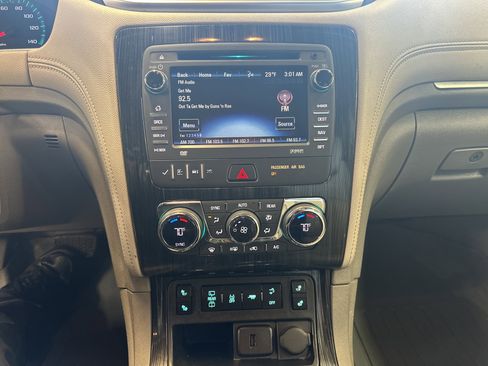Used 2016 Chevrolet Traverse LT image 3