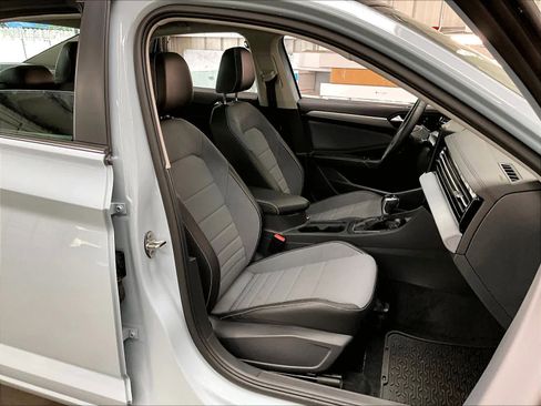 Used 2025 Volkswagen Jetta SE w/ Sunroof Package image 10