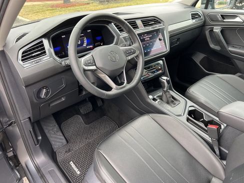 Used 2022 Volkswagen Tiguan SE w/ Panoramic Sunroof Package image 14