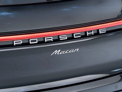 Certified 2025 Porsche Macan AWD/4WD image 13