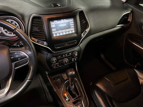 Used 2019 Jeep Cherokee Latitude Plus FWD image 31