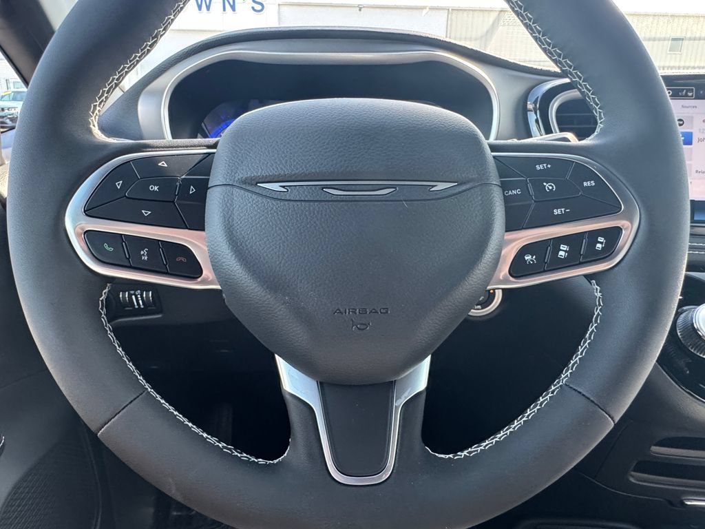New 2027 Chrysler Pacifica Select FWD image 23