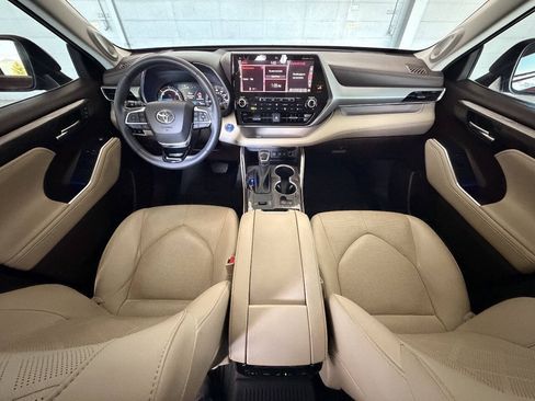 Used 2021 Toyota Highlander Platinum FWD image 26