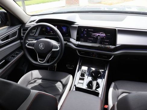 Used 2025 Volkswagen Atlas Peak Edition SE AWD/4WD image 18