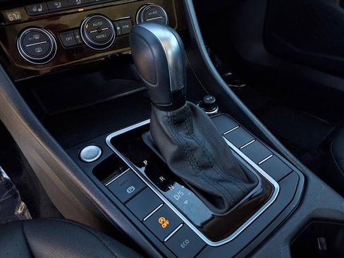 Used 2020 Volkswagen Jetta SE w/ SE Cold Weather Package image 12