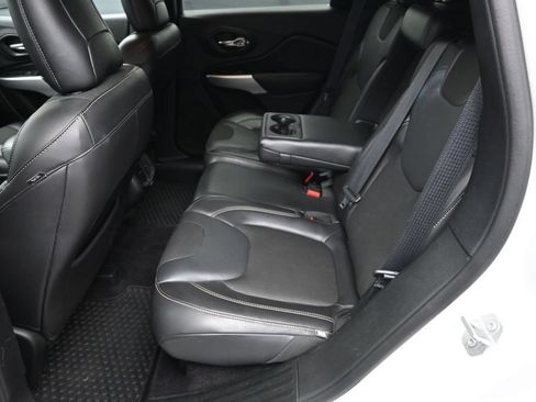 Used 2018 Jeep Cherokee Latitude Plus w/ Cold Weather Group AWD/4WD image 27