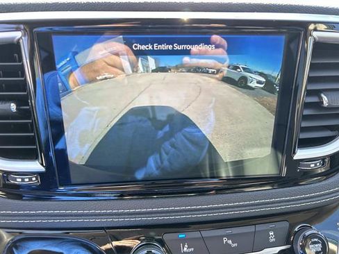 Used 2024 Chrysler Pacifica Select image 32